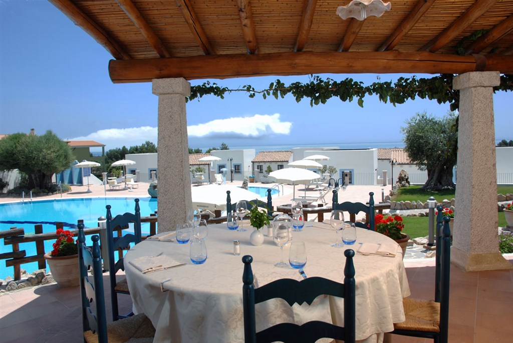 Pohled z venkovní terasy restaurace na bazén, Nuraghe Arvu, Sardinia