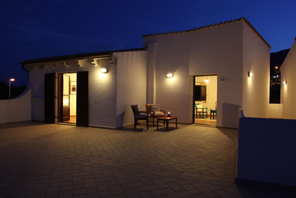 Nuraghe Arvu - Pokoj SUITE, večerní pohled na terasu, Cala Gonone, Sardinia