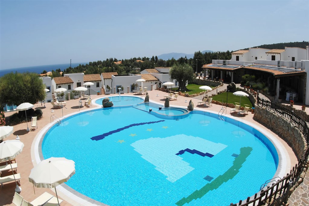 Panoramatický výhled na bazén, Nuraghe Arvu, Sardinia