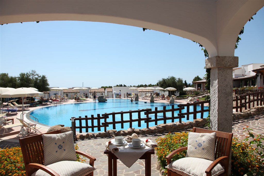 Nuraghe Arvu - Posezení s kávou a výhledem na bazén, Cala Gonone, Sardinia
