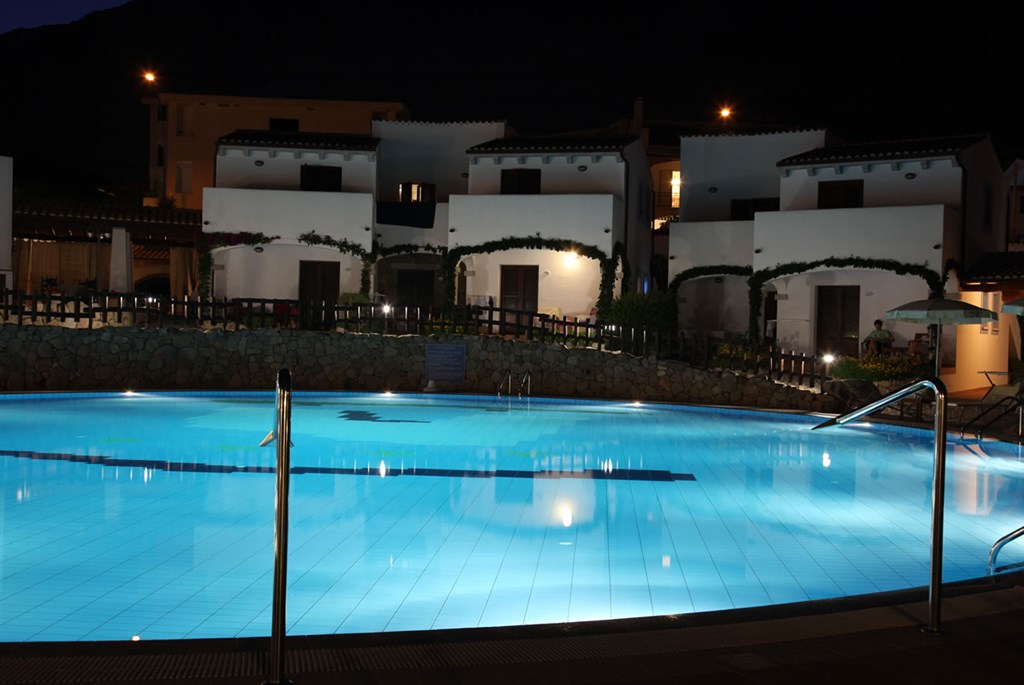 Noční pohled od bazénu na hotel, Nuraghe Arvu, Sardinia