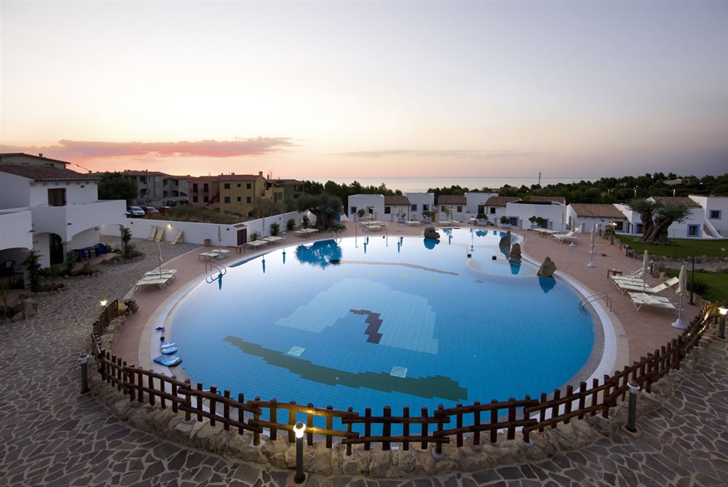 Bazén při západu slunce, Nuraghe Arvu, Sardinia