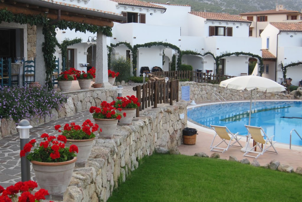 Pohled na část bazénu a hotel, Nuraghe Arvu, Sardinia