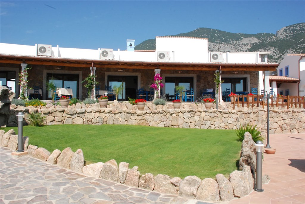 Venkovní terasa restaurace, Nuraghe Arvu, Sardinia