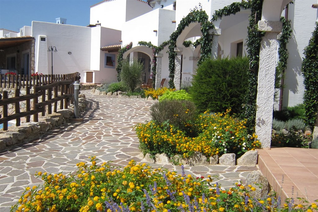 Nuraghe Arvu - Chodníčky k pokojům, Cala Gonone, Sardinia