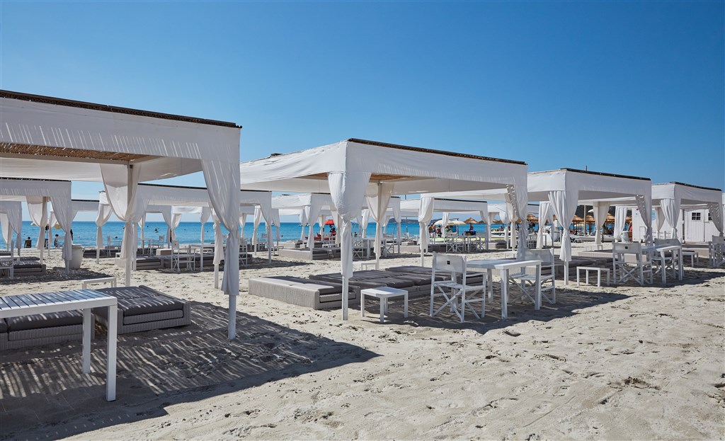 Altánky na hotelové pláži, Villasimius, Sardinie