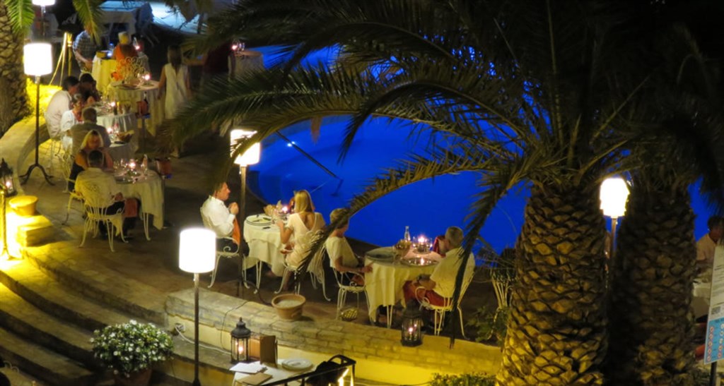 Venkovní restaurace s výhledem na bazén, Santa Margherita di Pula, Sardinie