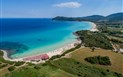 Blu Sant Elmo Beach Hotel - Hotelová pláž se slunečníky, lehátky a barem, Castiadas, Sardinie