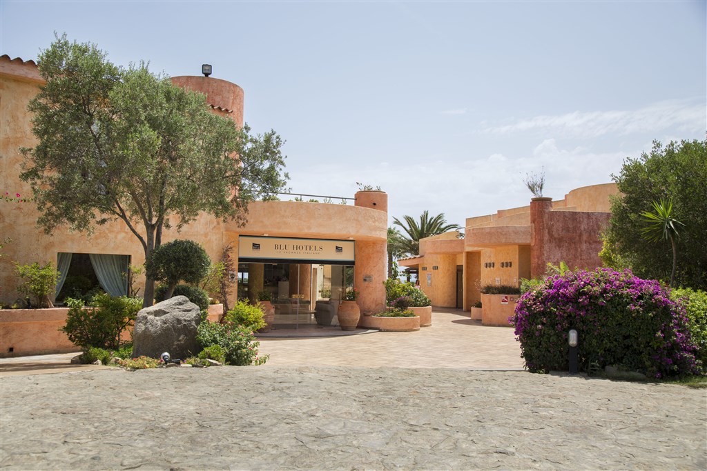 Vchod do recepce, vpravo restaurace, Castiadas, Sardinie