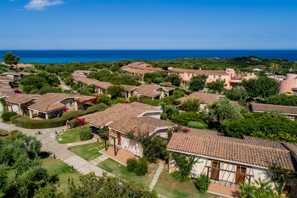 Letecký pohled na hotel, Castiadas, Sardinie