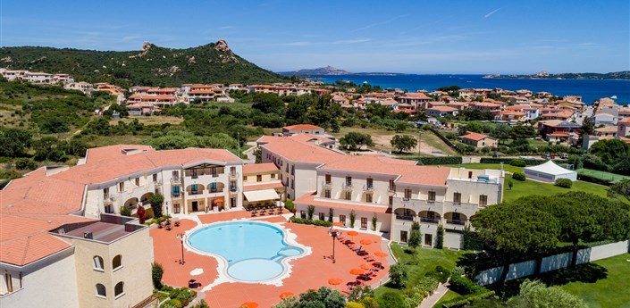 Blu Hotel Morisco Village - z ptačí perspektivy, Cannigione, Sardinie
