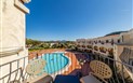 Blu Hotel Morisco Village - Balkón směrem k bazénu, Cannigione, Sardinie