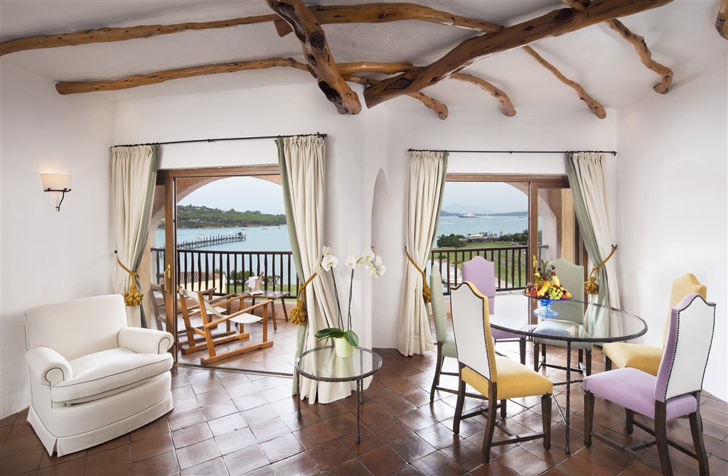 PENTHOUSE SUITE - obývací pokoj s terasou, Porto Cervo, Costa Smeralda, Sardinie