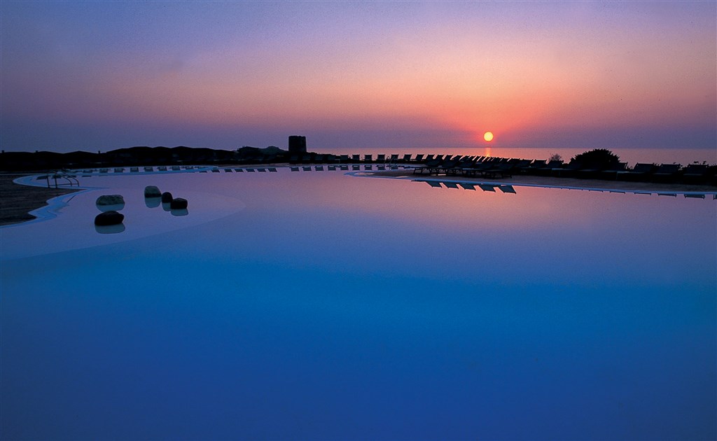 Západ slunce u bazénu, Isola Rossa, Sardinie