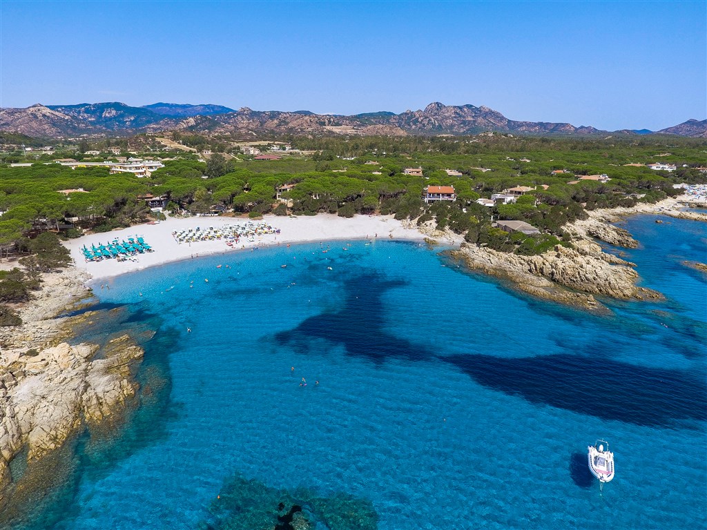 Panoramatický pohled, Cala Liberotto, Sardinie