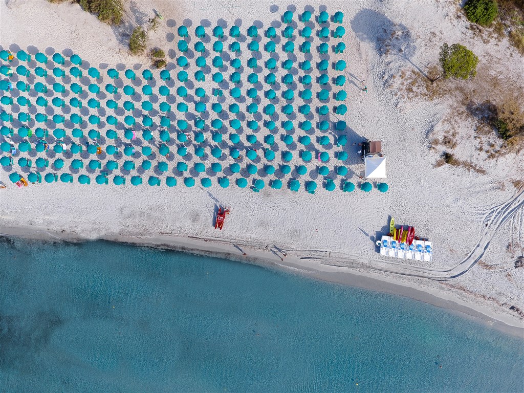Letecký pohled na pláž, Cala Liberotto, Sardinie