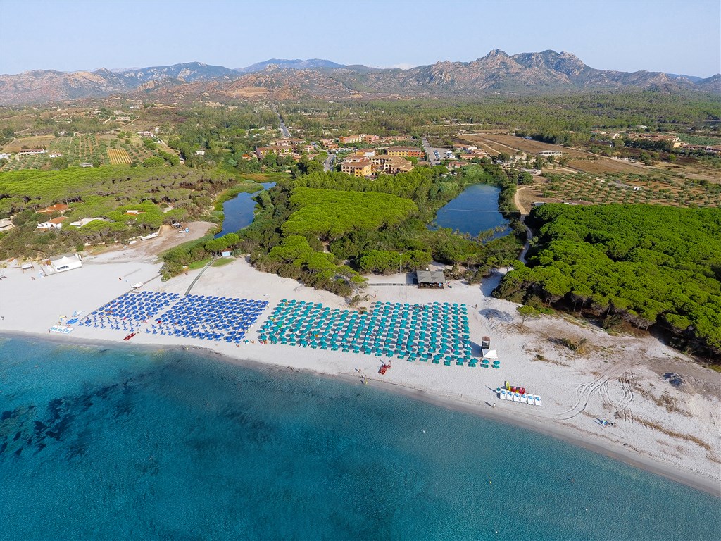 Letecký pohled na pláž, Cala Liberotto, Sardinie