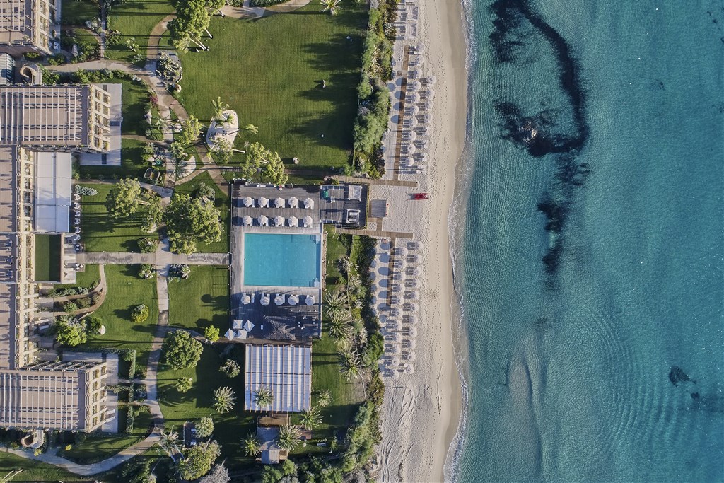 Letecký pohled na hotel s bazénem a pláží, Costa Rei, Sardinie