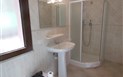 New Barcavela - Typ koupelny nových pokojů, Santa Margherita di Pula, Sardinie