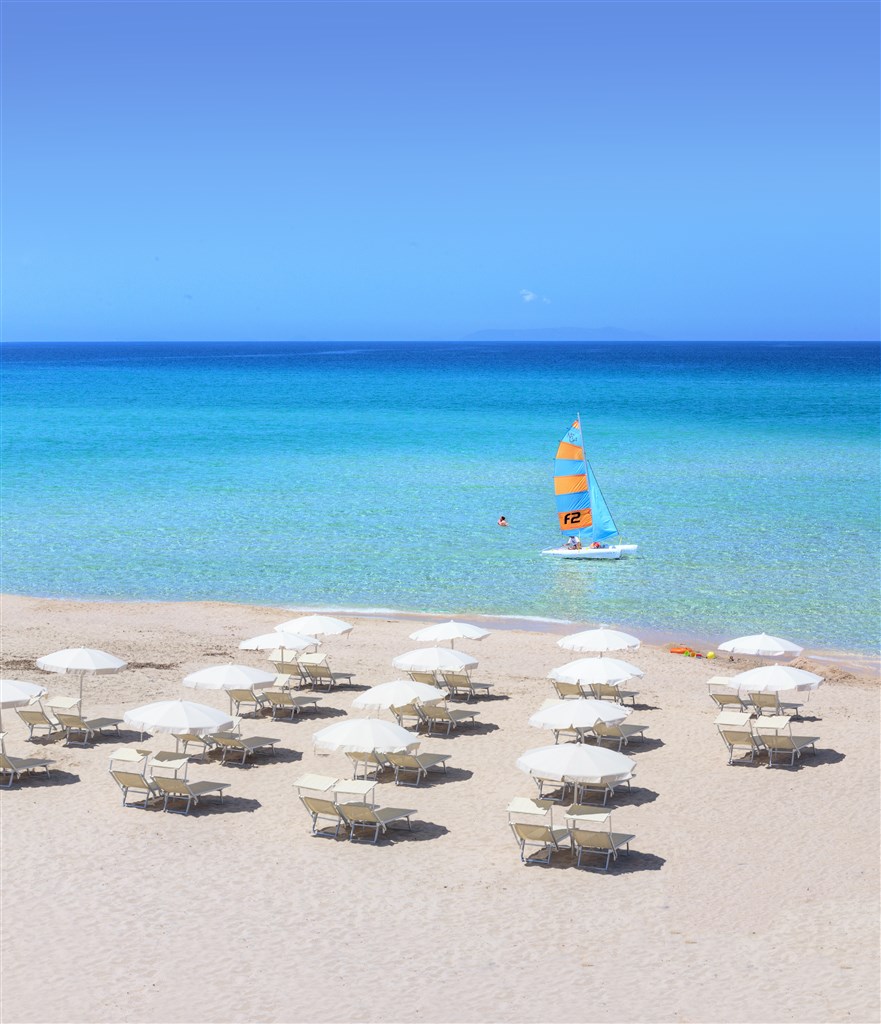 Pláž s katamarány, Badesi, Sardinie