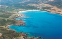 Marinedda Hotel Thalasso &  Spa - Panoramatický letecký snímek na hotel a pláž, Isola Rossa, Sardinie