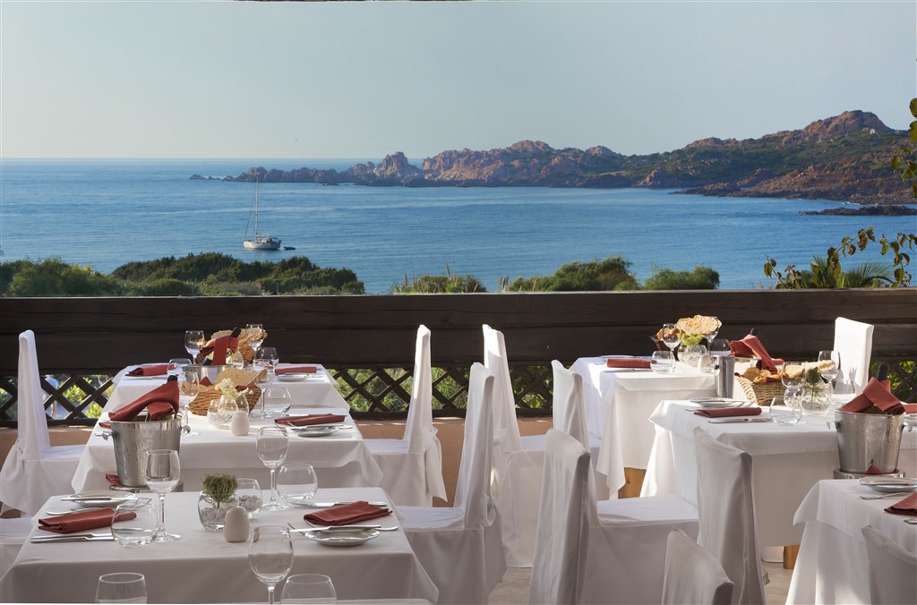 Restaurace PUNTA CANNEDDI, Isola Rossa, Sardinie