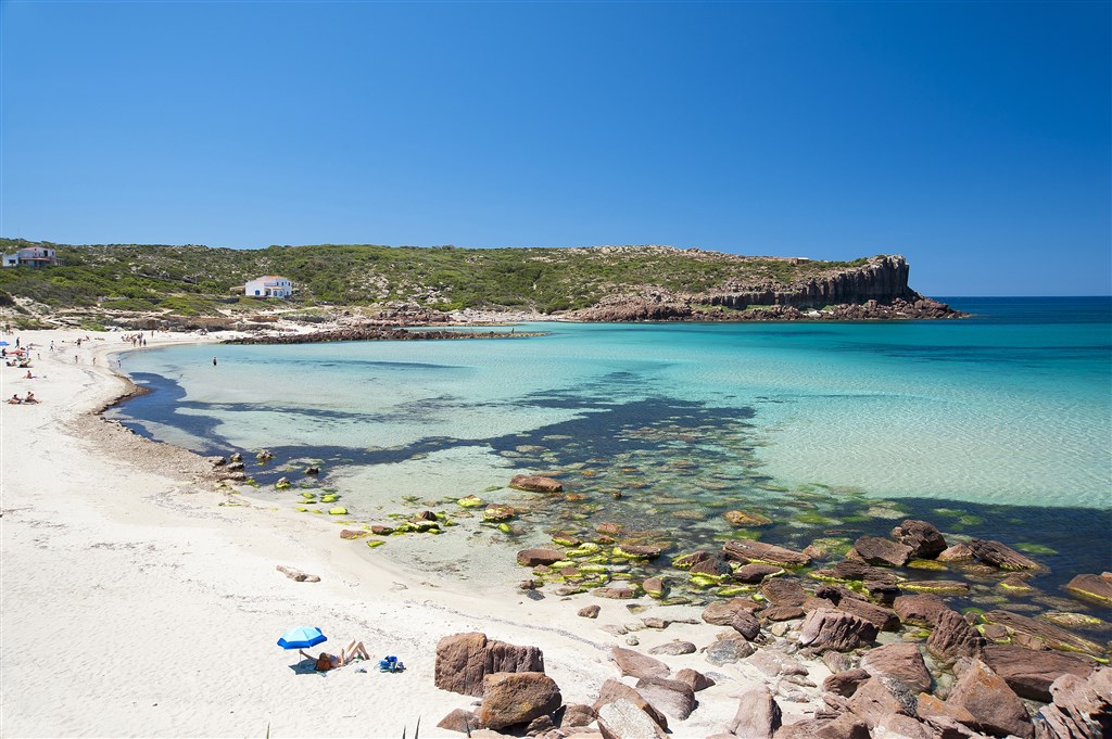 Nádherné pláže v oblasti Carloforte, Sardinie