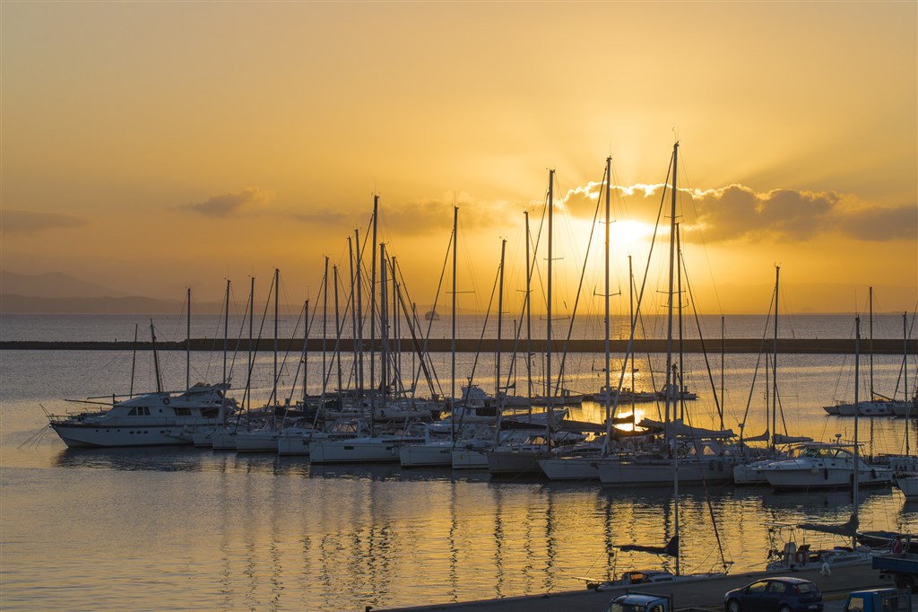 Západ slunce nad přístavem, Carloforte, Sardinie