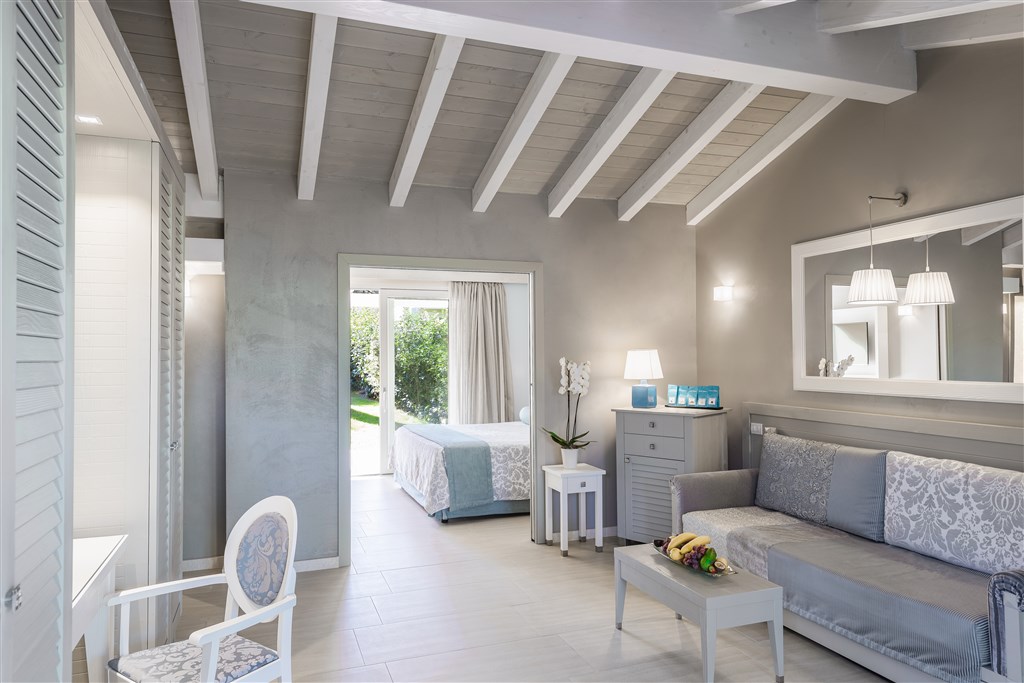 LUXURY FAMILY BUNGALOW - obývací místnost, Santa Margherita di Pula, Sardinie