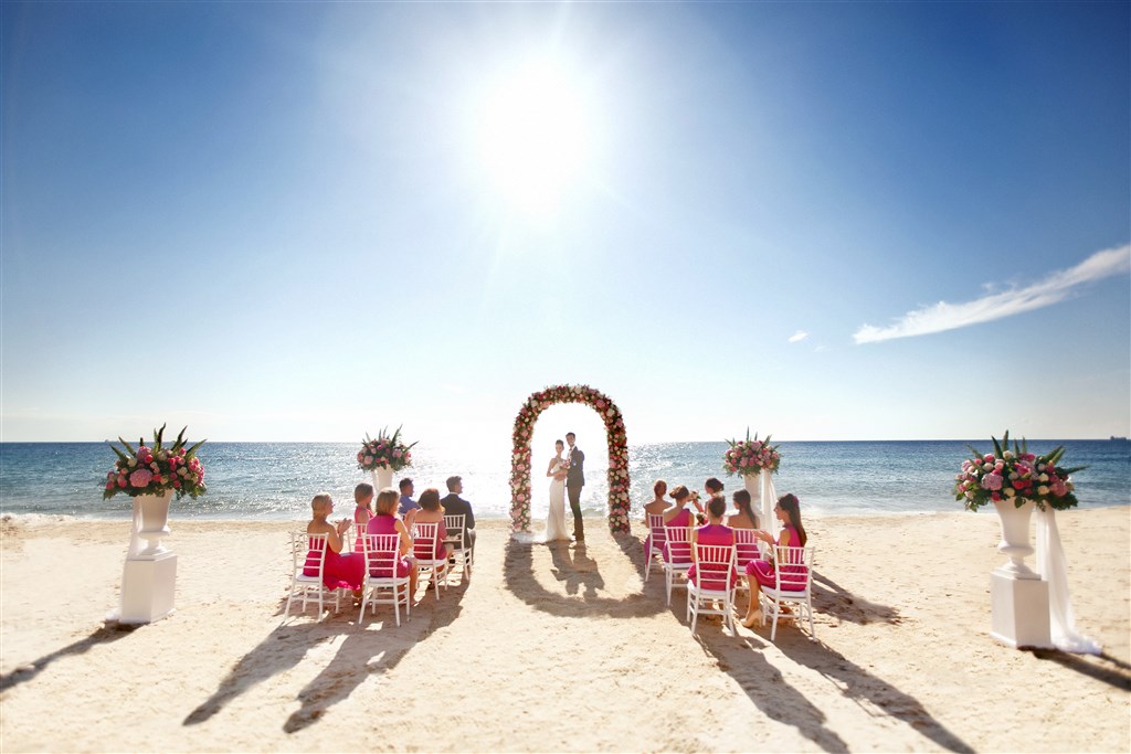 Symbolický svatební obřad na pláži, Santa Margherita di Pula, Sardinie