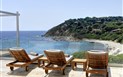 Villa Bellavista Falkensteiner Resort Capo Boi - Sluneční terasa s lehátky, Capo Boi, Villasimius, Sardinie
