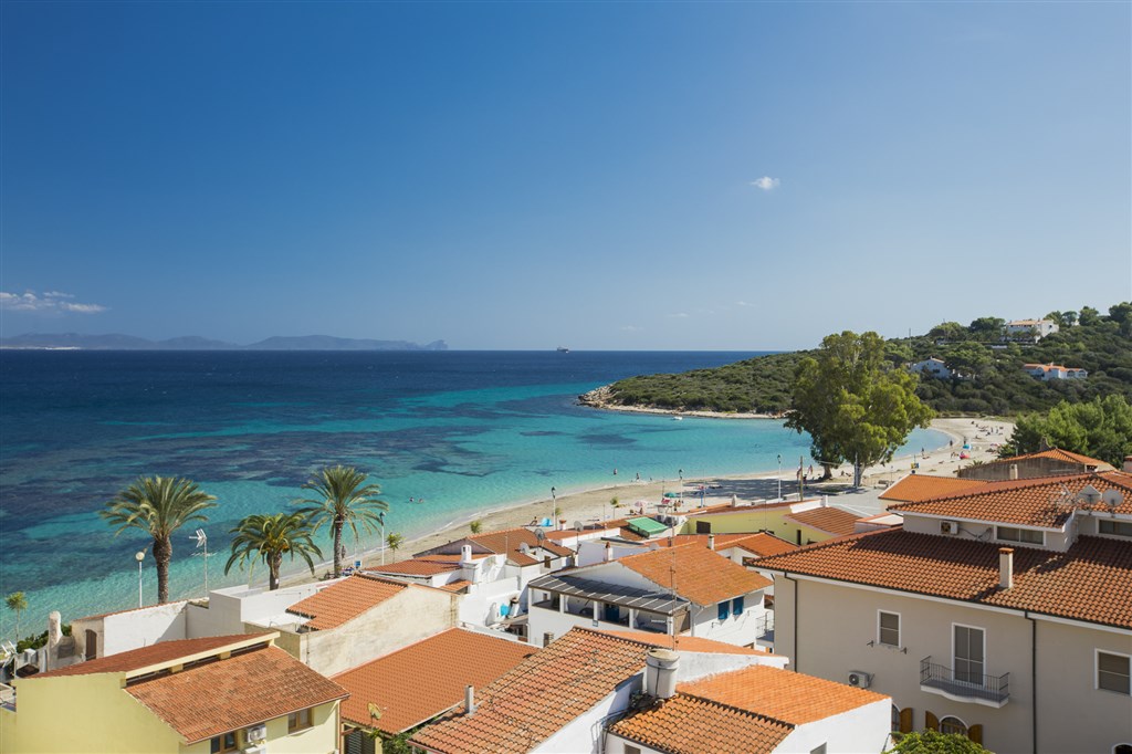 Pohled od hotelu na pláž, Maladroxia, Sardinie