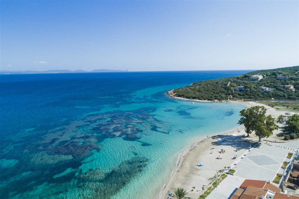 Letecký pohled na pláž, Maladroxia, Sardinie
