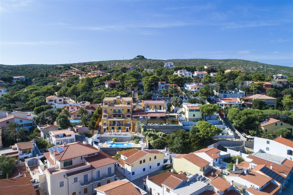 Letecký pohled na hotel, Maladroxia, Sardinie