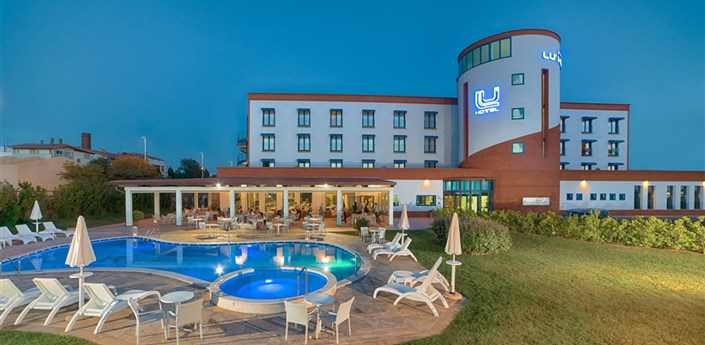 Lu´ Hotel Carbonia - Pohled na hotel a bazén, Carbonia, Sardinie