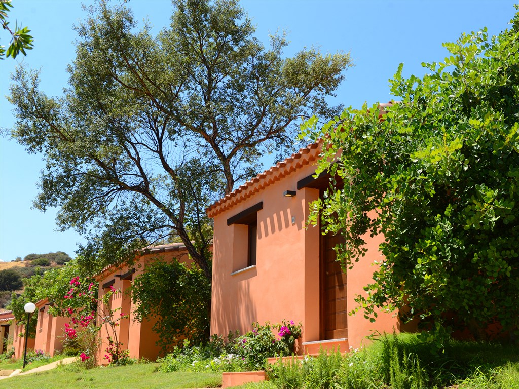 Pokoje zasazené do středomořské vegetace, Marina di Cardedu, Sardinie