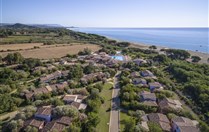 Panoramatický pohled na vilky s pokoji, Marina di Cardedu, Sardinie