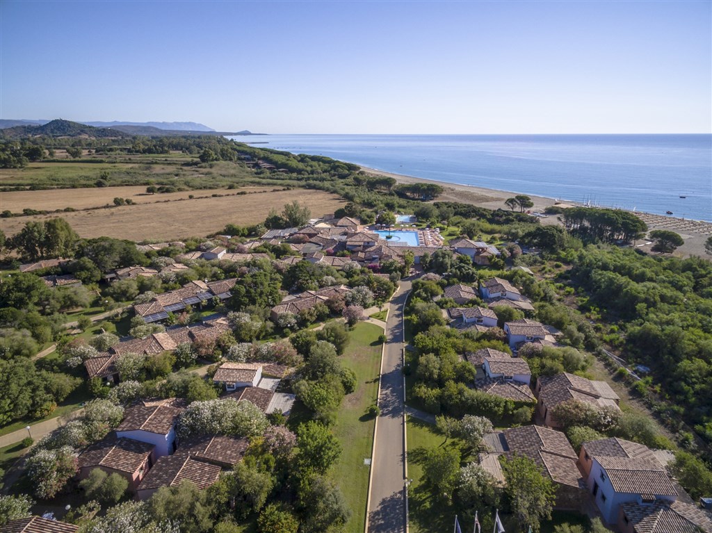 Panoramatický pohled na vilky s pokoji, Marina di Cardedu, Sardinie