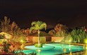 Perdepera Resort - Noční atmosféra u bazénu, Marina di Cardedu, Sardinie