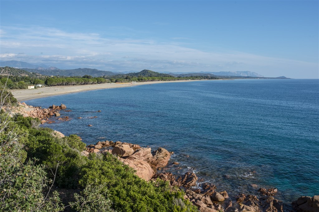 Krásy pobřeží regionu Ogliastra, Marina di Cardedu, Sardinie