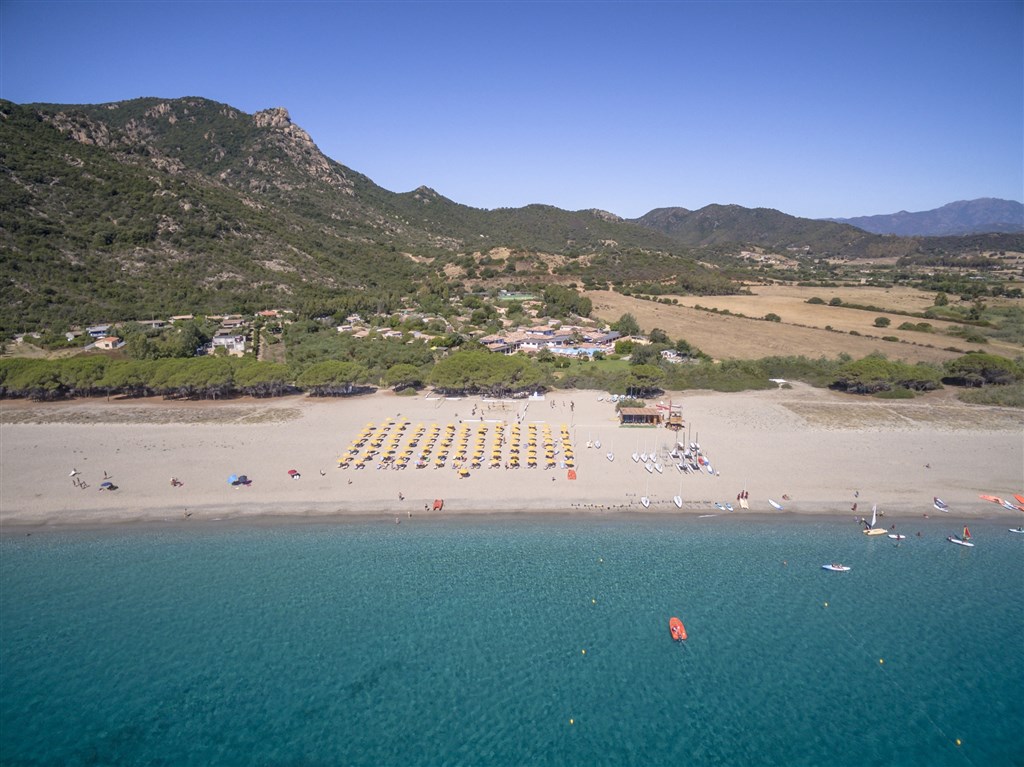 Perdepera pláž - pohled z moře, Marina di Cardedu, Sardinie