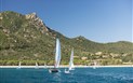 Perdepera Resort - Panorama pláže s plachetnicemi, Marina di Cardedu, Sardinie