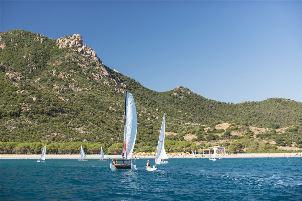 Panorama pláže s plachetnicemi, Marina di Cardedu, Sardinie