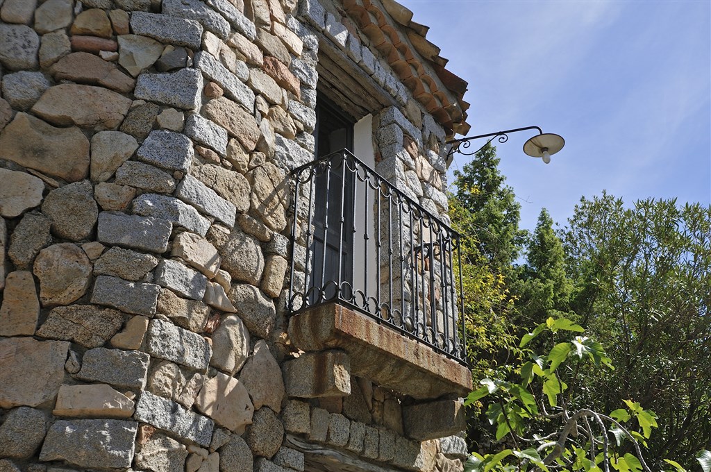 Francouzské dveře s balkonkem pokojů Superior, Arbatax, Sardinie