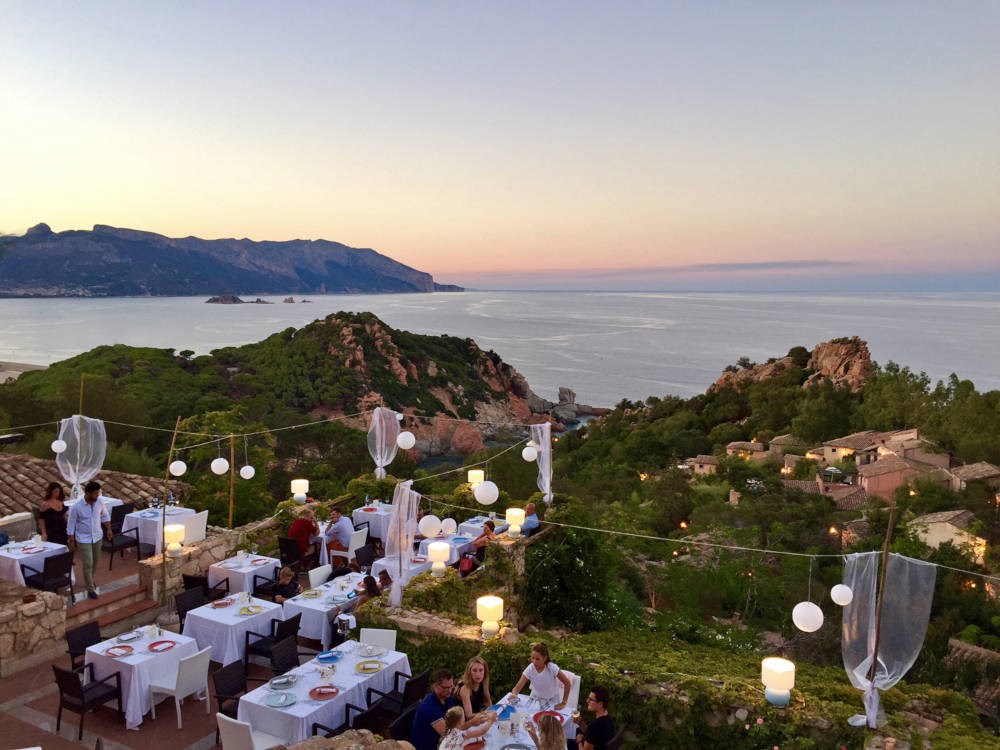 Večeře za svitu svíček v restauraci Il Gabiano, Arbatax, Sardinie