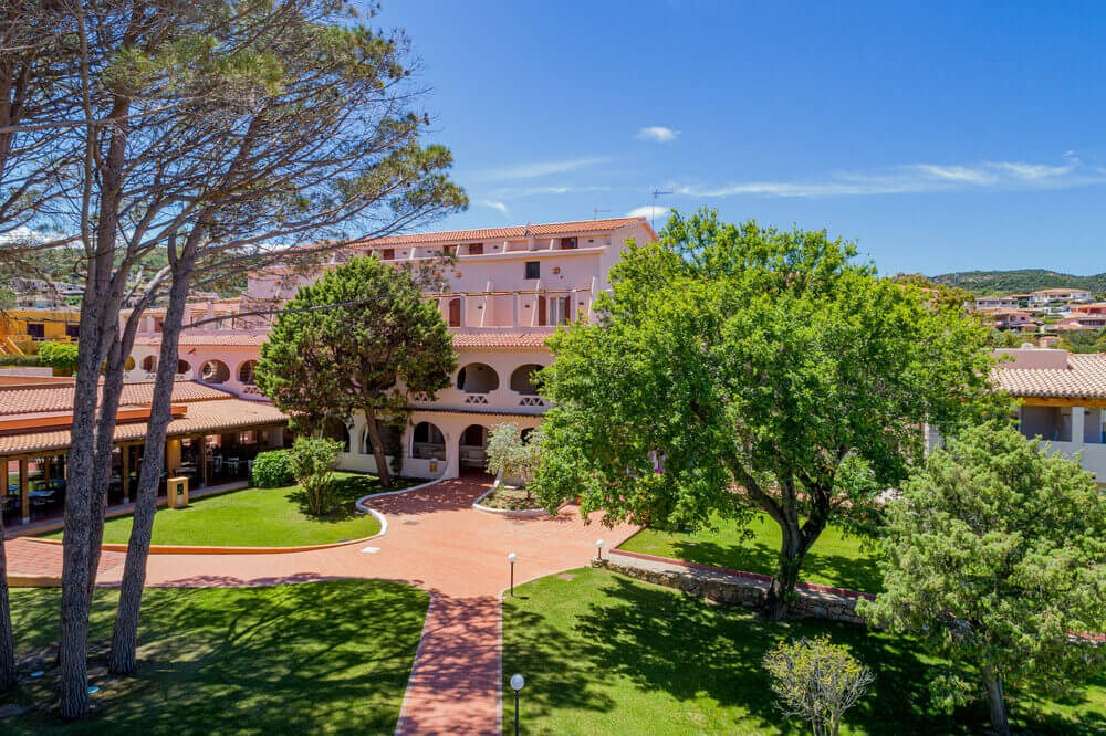 Blu Hotel Laconia - Pohled na hlavní budovu a restauraci, Cannigione, Sardinie