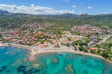 Letecký pohled na hotel, Cannigione, Sardinie