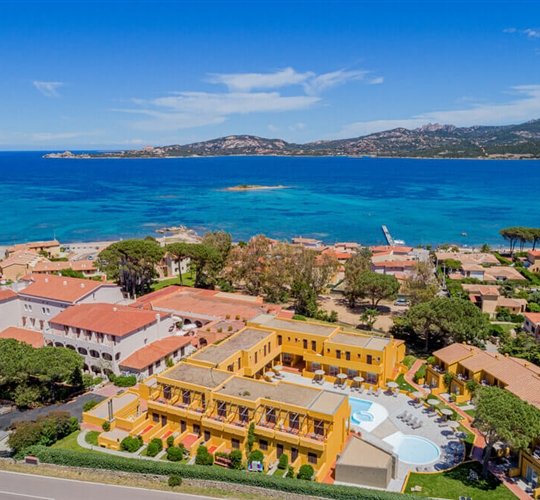 Hotel z ptačí perspektivy, Cannigione, Sardinie