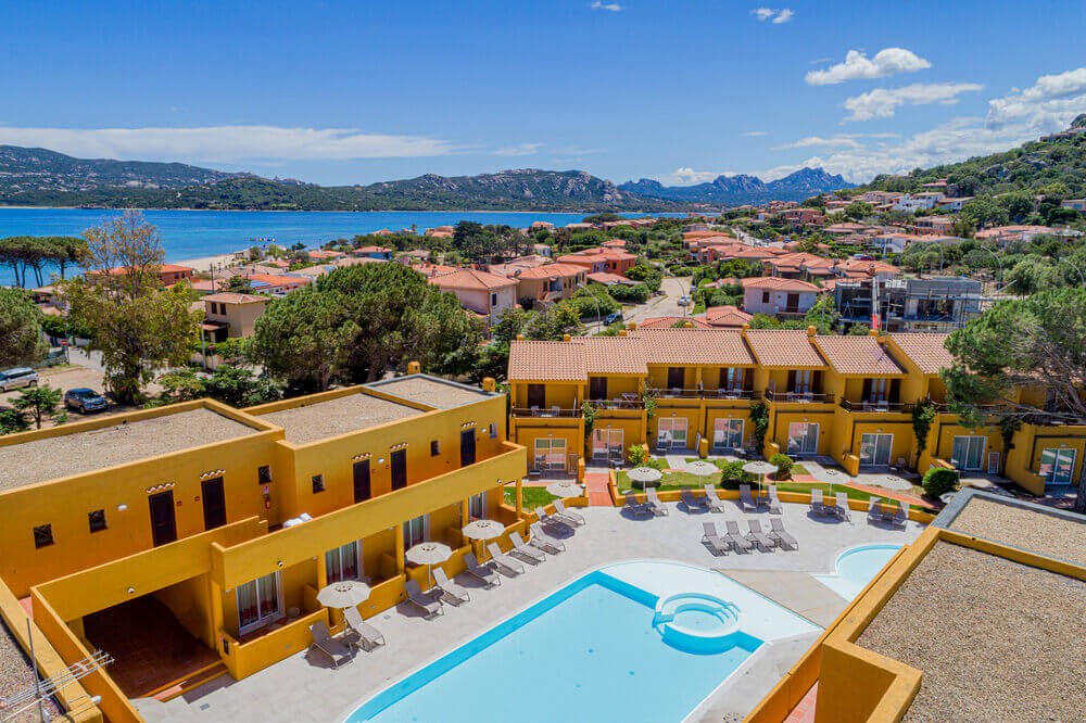 Blu Hotel Laconia - Pohled na bazén a exteriér pokojů, Cannigione, Sardinie