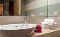 Lantana Resort Hotel - Detail koupelny, Pula, Sardinie